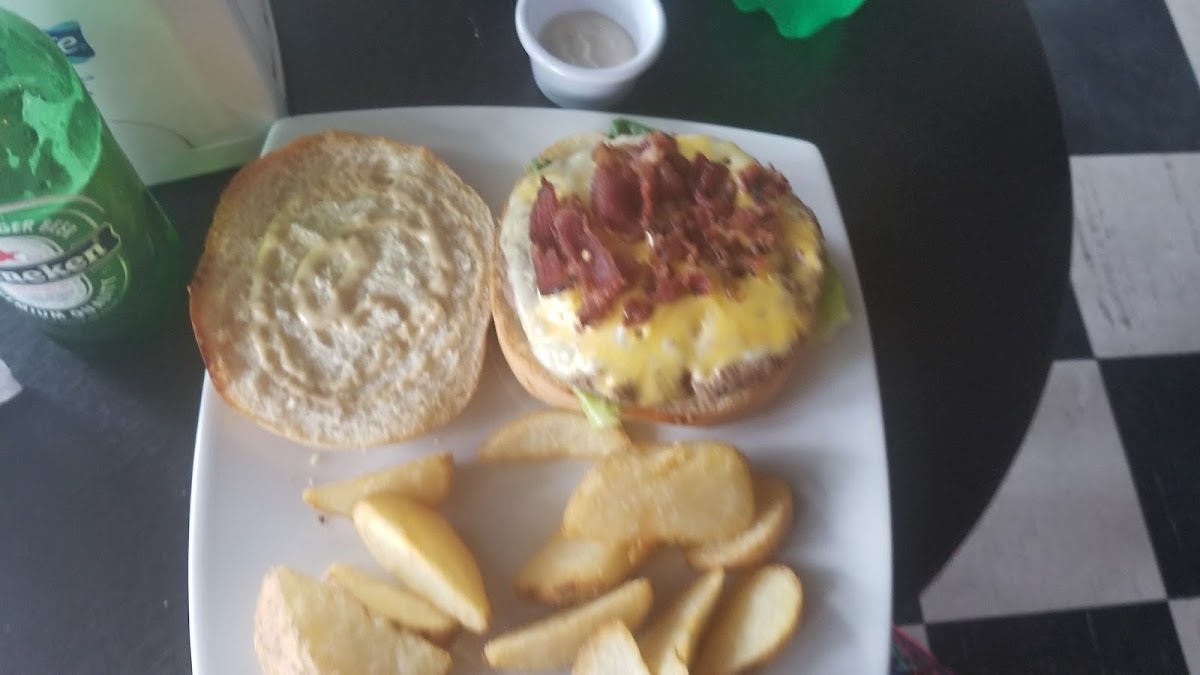 Interstate 80S Food & Drinks-8